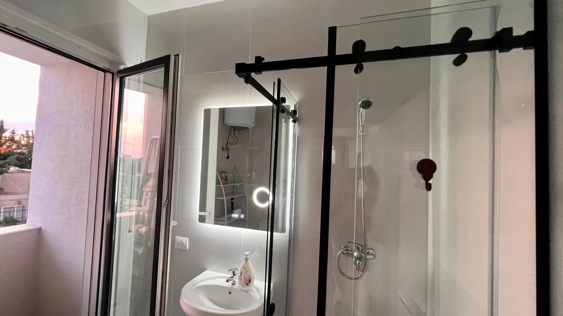 Kino Apartment Tirana 0*,  Albania